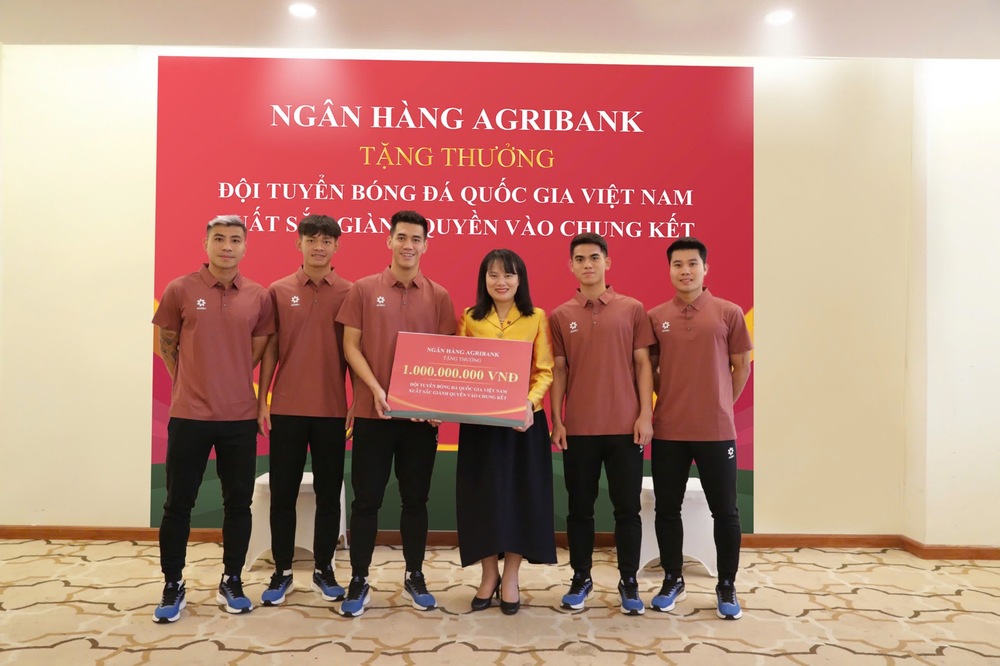 Agribank tặng thưởng 1 tỷ đồng cho Đội tuyển Bóng đá Quốc gia Việt Nam - Ảnh 1.