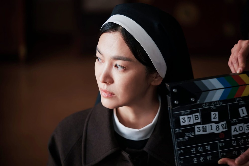 Song Hye Kyo lập kỷ lục điện ảnh sau 5 năm với &quot;Dark Nuns&quot; - Ảnh 5.