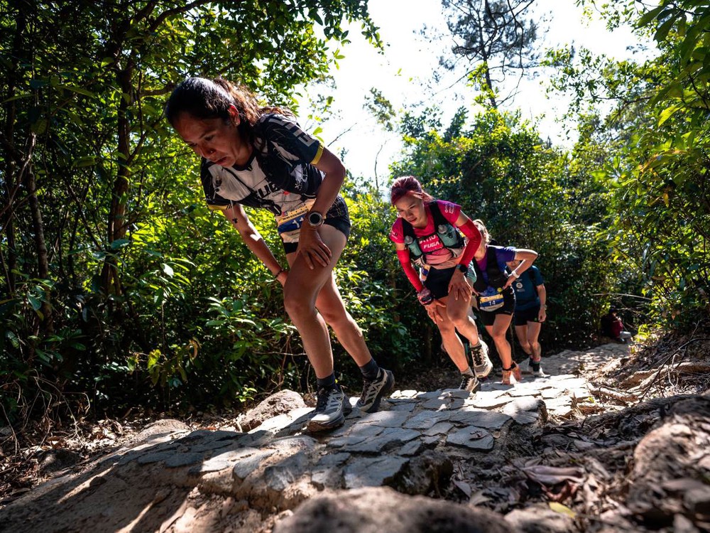 'Nữ hoàng chạy trail' Việt Nam lập kỷ lục cá nhân, cán đích với nón lá tại giải chạy trail danh giá và lâu đời nhất hành tinh - Ảnh 1.