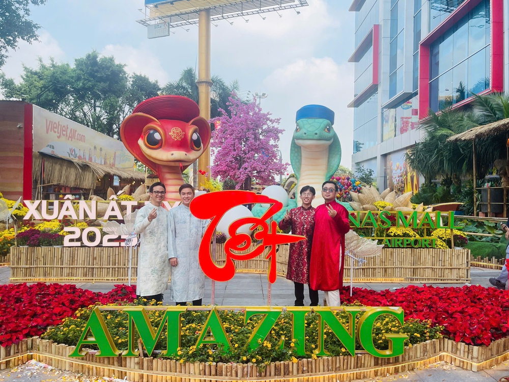 Khai mạc Đường hoa xuân Menas Mall 2025 - Ảnh 2.