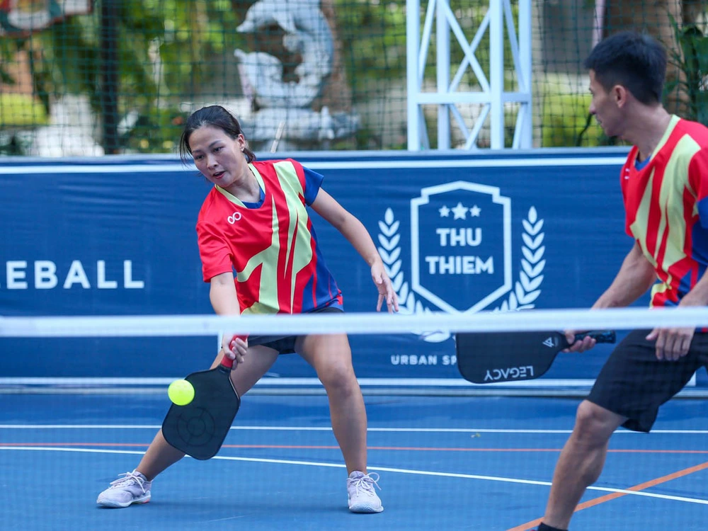 Pickleball ở Việt Nam đang là 'mốt', lứa tuổi nào cũng có thể chơi - Ảnh 2.