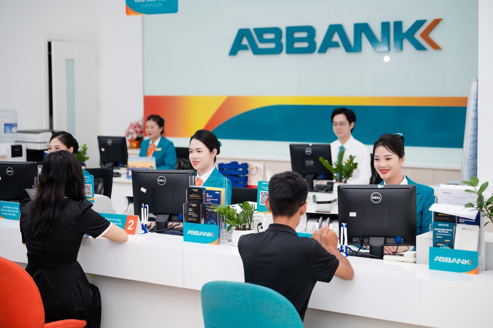 ABBANK tăng trưởng ấn tượng năm 2024: Lợi nhuận tăng 58%, chuyển đổi số bứt phá - Ảnh 1.