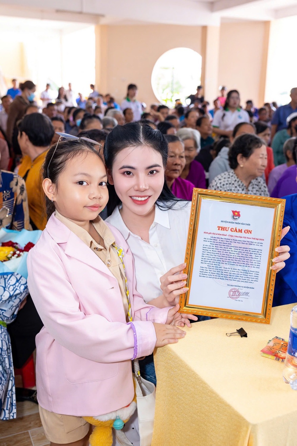 Á hậu Lê Kim Khoẻ cùng NTK Tommy Nguyễn về Cà Mau trao 150 suất quà Tết - Ảnh 3.