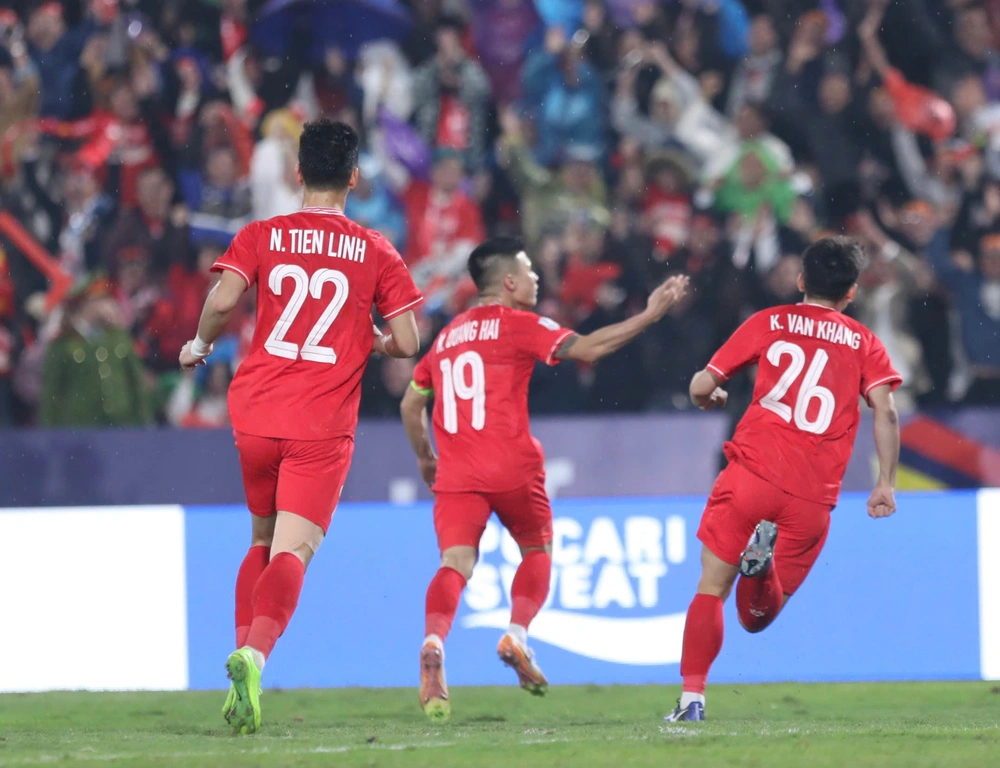 Từ cú đá thùng nước ở Mỹ Đình, Quang Hải tái sinh rực rỡ tại AFF Cup 2024 - Ảnh 6.