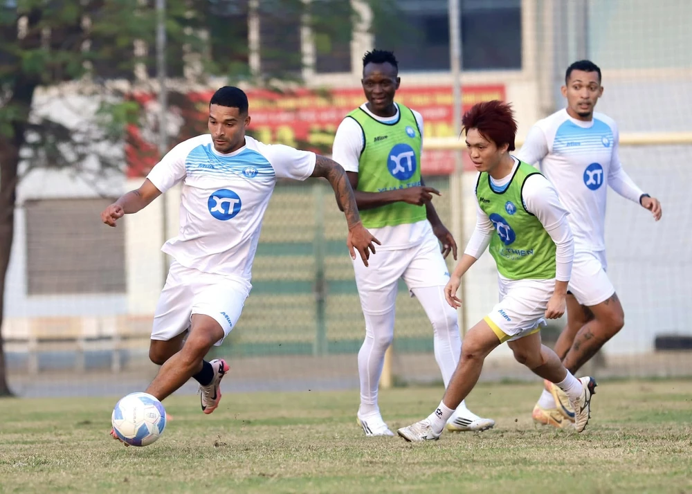 Nam Định chiêu mộ tiền đạo Brazil, Xuân Son hứa hẹn như hổ thêm cánh ở V-League mùa này - Ảnh 2.