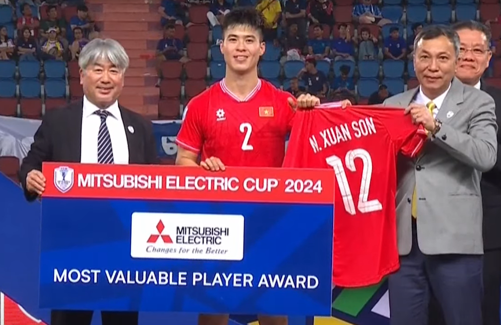 Xúc động hình ảnh đồng đội thay Xuân Son lên nhận cú đúp giải thưởng danh giá của AFF Cup 2024 - Ảnh 2.