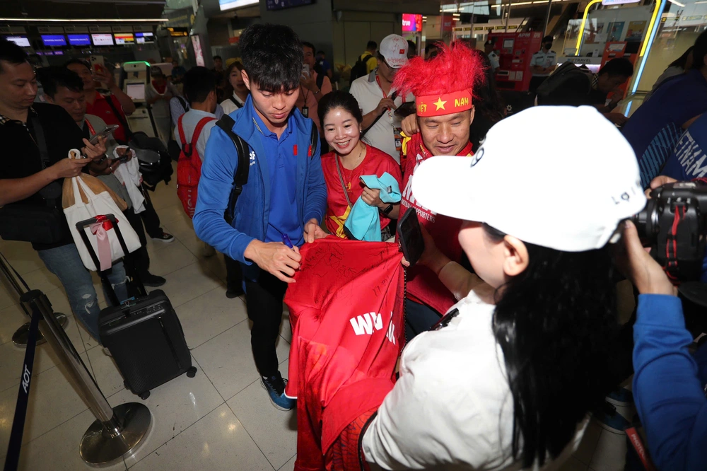 Những ‘người hùng’ ASEAN Cup về nước, xe cứu thương đón Xuân Son - Ảnh 2.