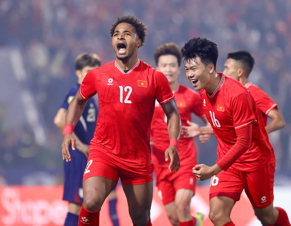 Thành Chung (số 16) là lá chắn thép ở trung tâm hàng phòng ngự tuyển Việt Nam tại AFF Cup 2024