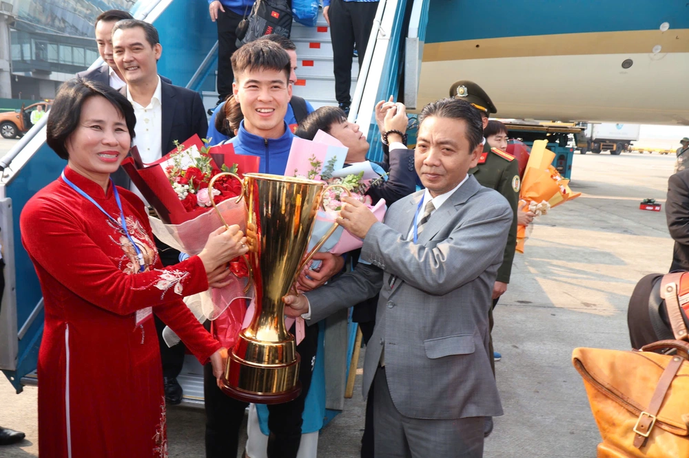 Xem trực tiếp ĐT Việt Nam về nước sau chức vô địch AFF Cup 2024 - Ảnh 5.