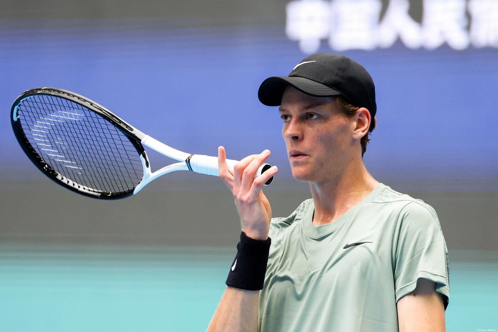 Jannik Sinner trước thềm Australian Open 2025: Đến Melbourne với án phạt lửng lơ - Ảnh 1.