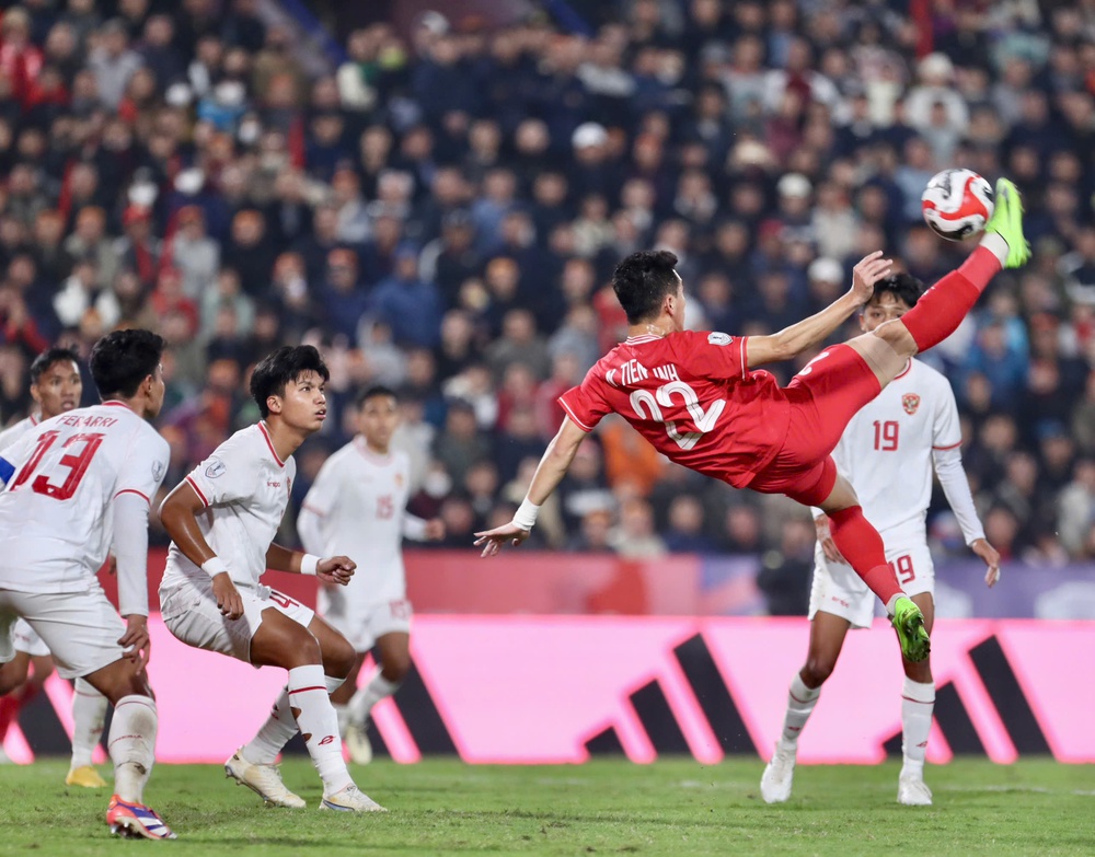 Không Xuân Son, Tiến Linh, HLV Kim Sang Sik đặt niềm tin vào hàng tiền vệ - Ảnh 1.