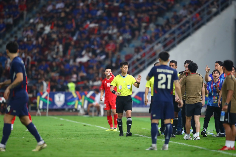 Sau trận thua ĐT Việt Nam, huyền thoại Thái Lan phàn nàn AFF Cup: ‘Không nên dùng trọng tài là đồng hương với HLV’ - Ảnh 1.