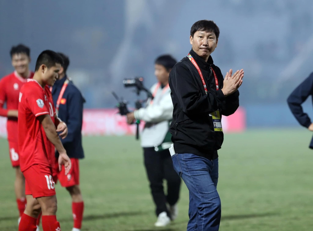 Kim Sang Sik: Một phong cách khác lạ trên băng ghế huấn luyện - Ảnh 1.