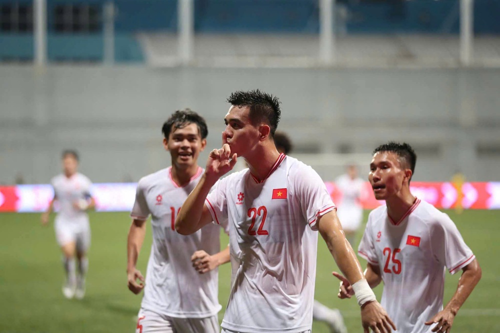 Tiến Linh gặp sự cố dở khóc dở cười về tấm HCV AFF Cup 2024 - Ảnh 3.