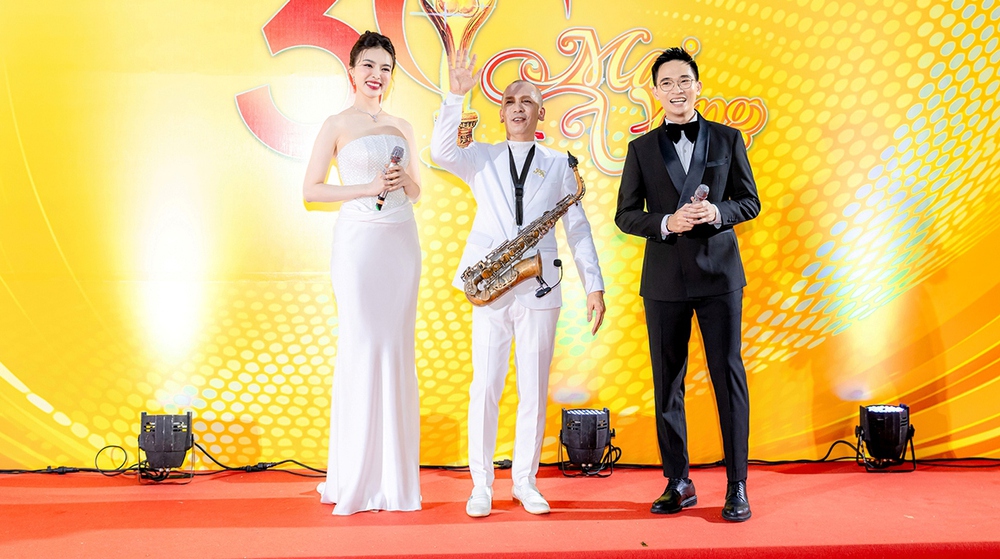 Saxophone Minh Tâm Bùi mở màn lễ trao giải Mai Vàng lần thứ 30 - Ảnh 4.