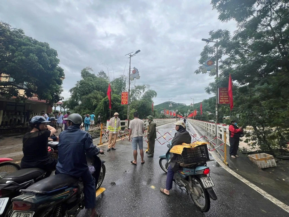 Ảnh hưởng bão số 10: Cấm người và phương tiện qua cầu Chiêm Hóa (Tuyên Quang) - Ảnh 1.