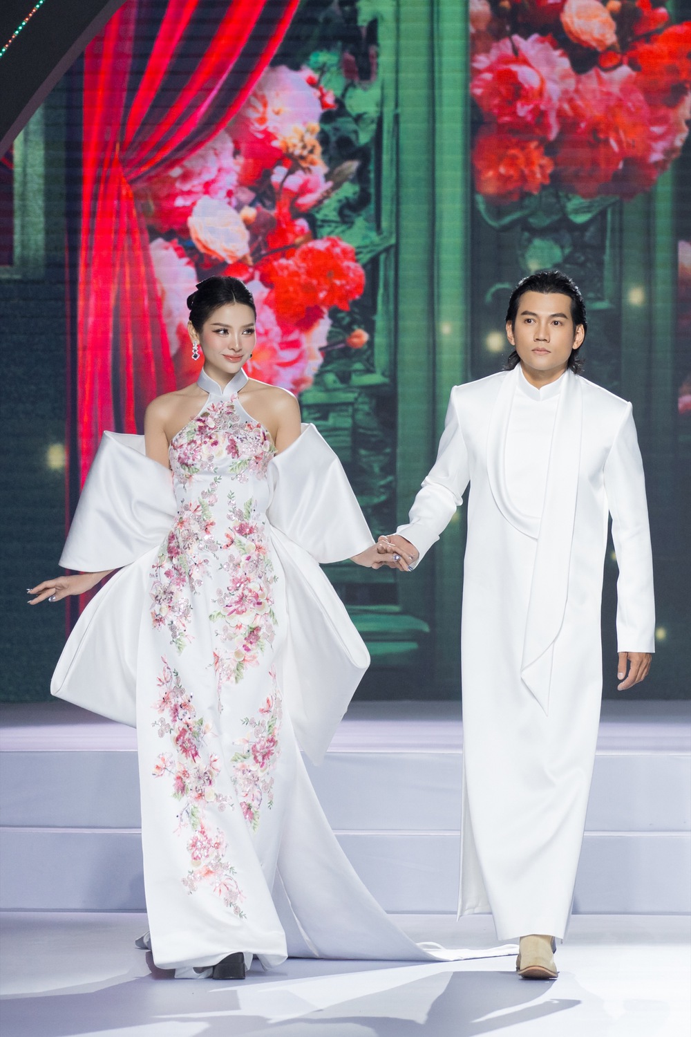 Phương Trinh Jolie sải bước catwalk, khoe dáng chuẩn sau sinh con thứ 3  - Ảnh 1.
