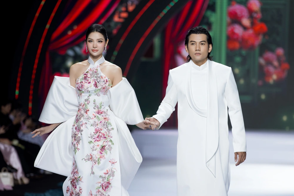 Phương Trinh Jolie sải bước catwalk, khoe dáng chuẩn sau sinh con thứ 3  - Ảnh 2.