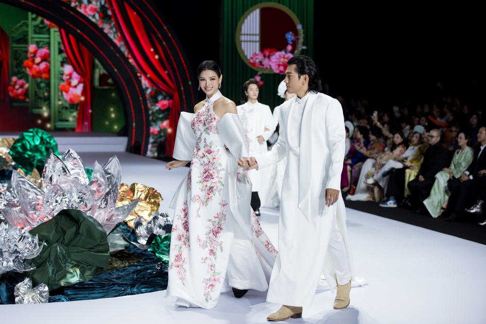 Phương Trinh Jolie sải bước catwalk, khoe dáng chuẩn sau sinh con thứ 3  - Ảnh 3.