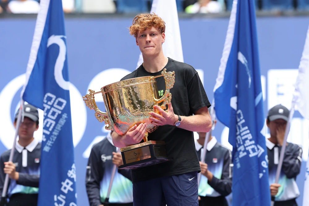 Thắng dễ tay vợt gốc Việt ở chung kết China Open, Jannik Sinner giành danh hiệu thứ 3 trong năm - Ảnh 2.