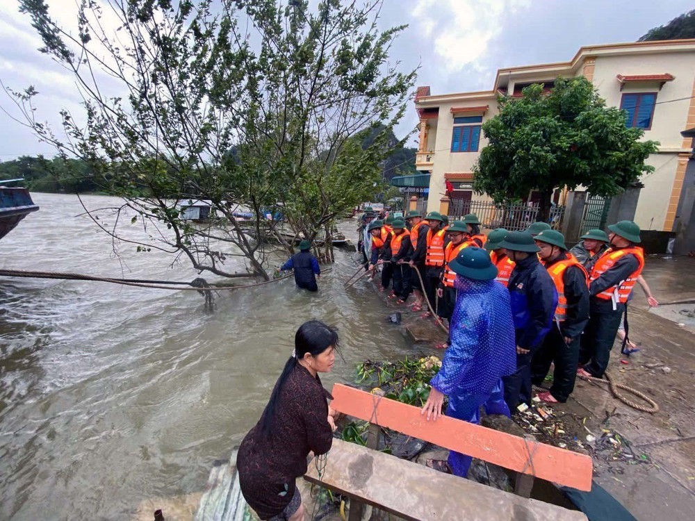 Ảnh hưởng bão số 10: Thiệt hại nặng về người và tài sản, còn nhiều hộ dân bị ngập trong nước - Ảnh 3.