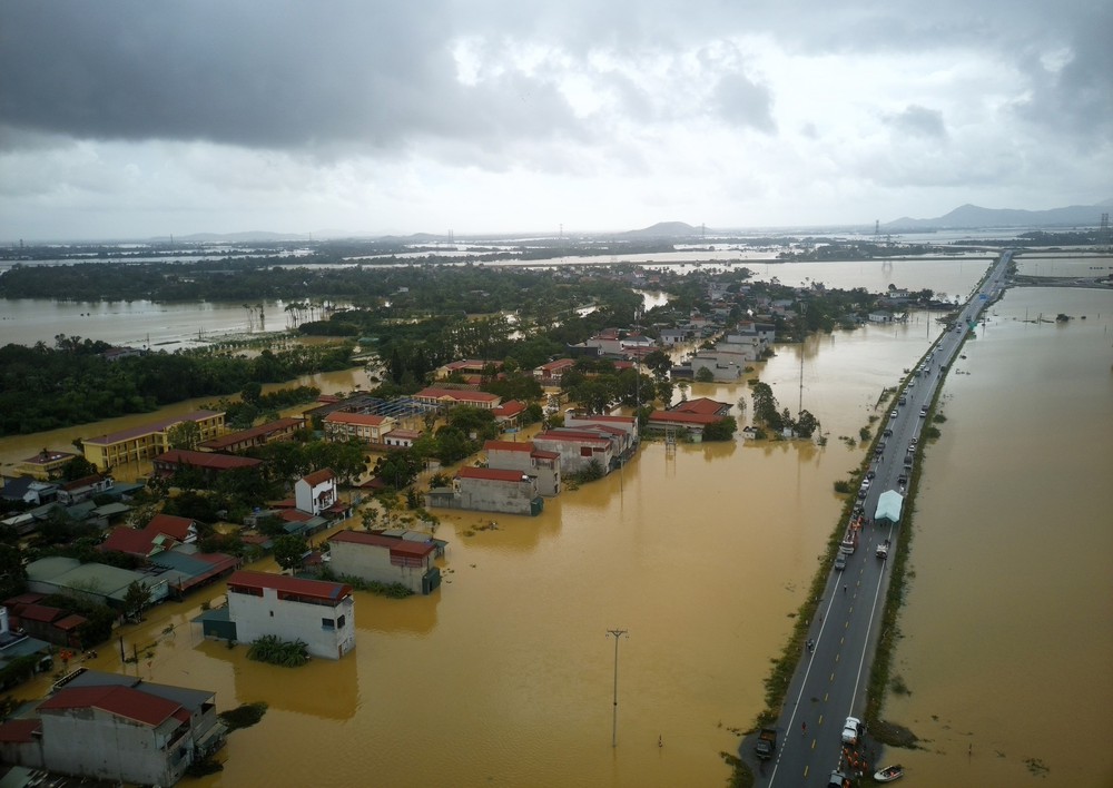 Ảnh hưởng của bão số 10: Vẫn còn 246 vị trí ách tắc giao thông trên các tuyến đường bộ - Ảnh 1.