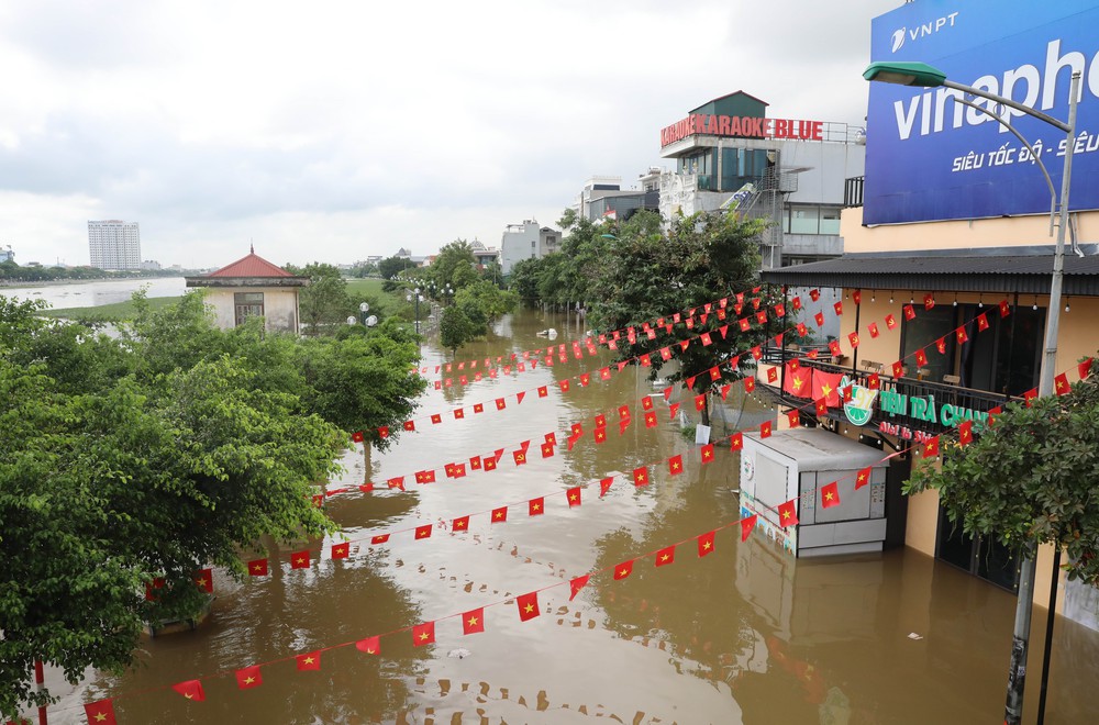 Bão số 10: Nước sông Đáy dâng cao, ảnh hưởng đến đời sống người dân Ninh Bình - Ảnh 1.