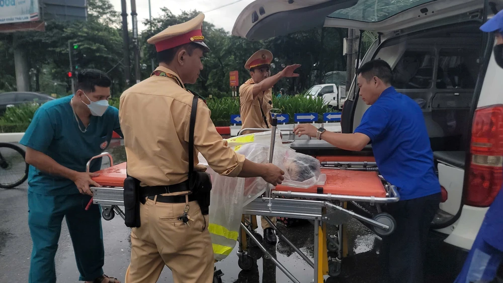 Cảnh sát giao thông Hà Nội kịp thời hỗ trợ 2 cháu bé đi cấp cứu an toàn trong ngập lụt - Ảnh 2.