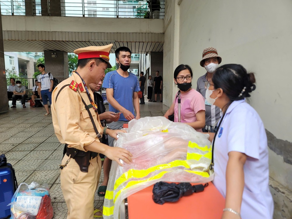 Cảnh sát giao thông Hà Nội kịp thời hỗ trợ 2 cháu bé đi cấp cứu an toàn trong ngập lụt - Ảnh 3.