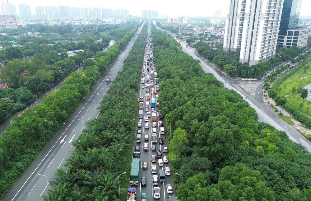 Cao tốc Hà Nội - Hòa Lạc ùn tắc kèo dài hàng km - Ảnh 6.