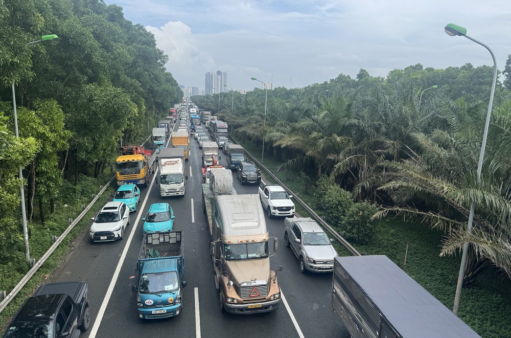 Cao tốc Hà Nội - Hòa Lạc ùn tắc kèo dài hàng km - Ảnh 7.