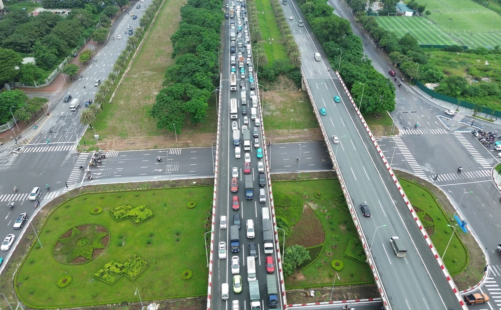 Cao tốc Hà Nội - Hòa Lạc ùn tắc kèo dài hàng km - Ảnh 4.