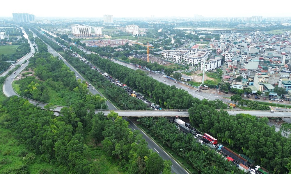 Cao tốc Hà Nội - Hòa Lạc ùn tắc kèo dài hàng km - Ảnh 3.