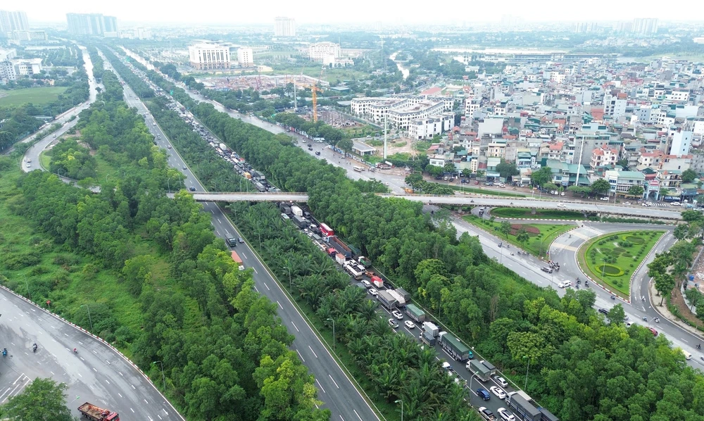 Cao tốc Hà Nội - Hòa Lạc ùn tắc kèo dài hàng km - Ảnh 1.