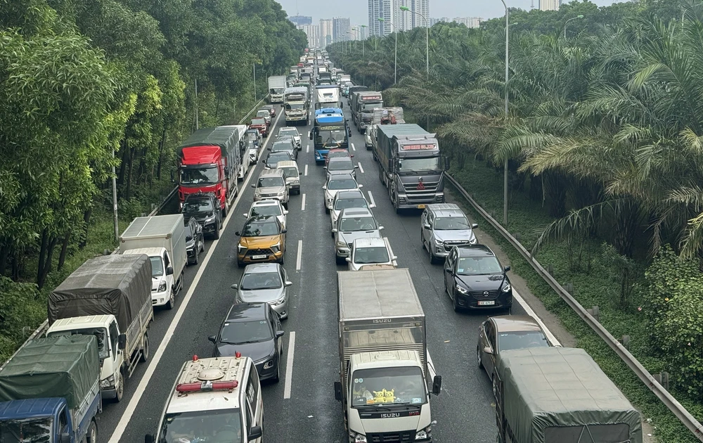 Cao tốc Hà Nội - Hòa Lạc ùn tắc kèo dài hàng km - Ảnh 8.