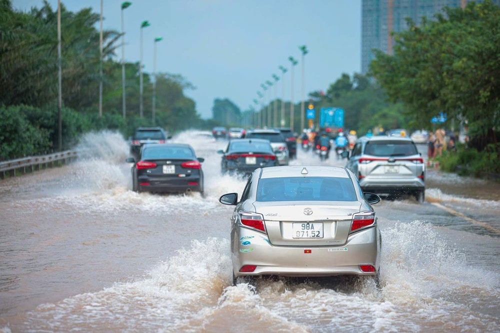 Nhiều tuyến đường Hà Nội vẫn ngập sâu sáng 1/10 - Ảnh 7.