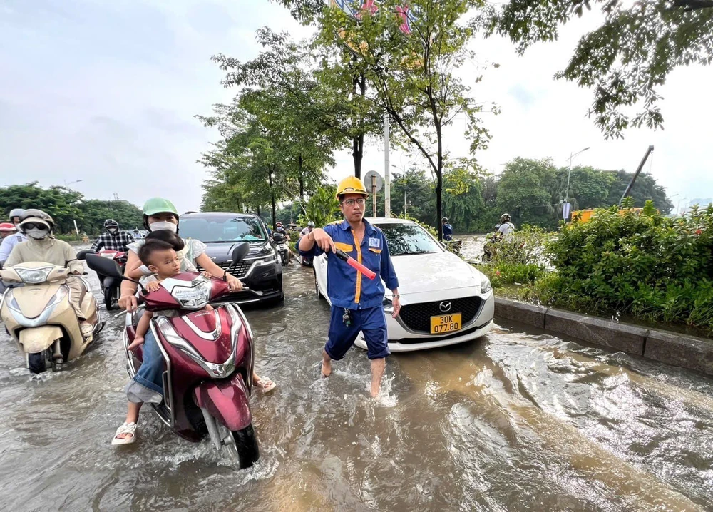 Nhiều tuyến đường Hà Nội vẫn ngập sâu sáng 1/10 - Ảnh 10.