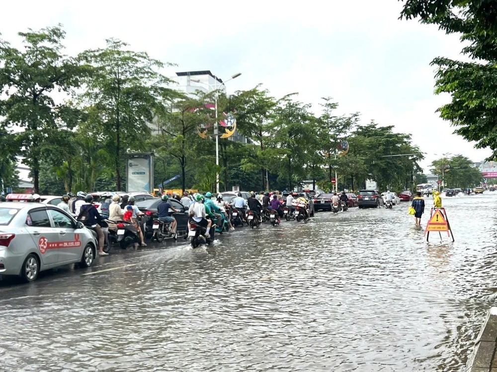 Nhiều tuyến đường Hà Nội vẫn ngập sâu sáng 1/10 - Ảnh 9.