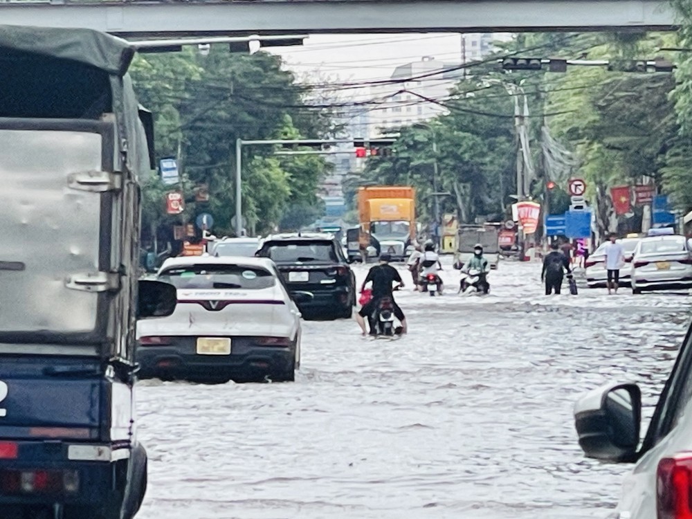 Hà Nội: Nước rút chậm, tuyến đường vào Bệnh viện K - cơ sở Tân Triều vẫn ngập nặng - Ảnh 4.
