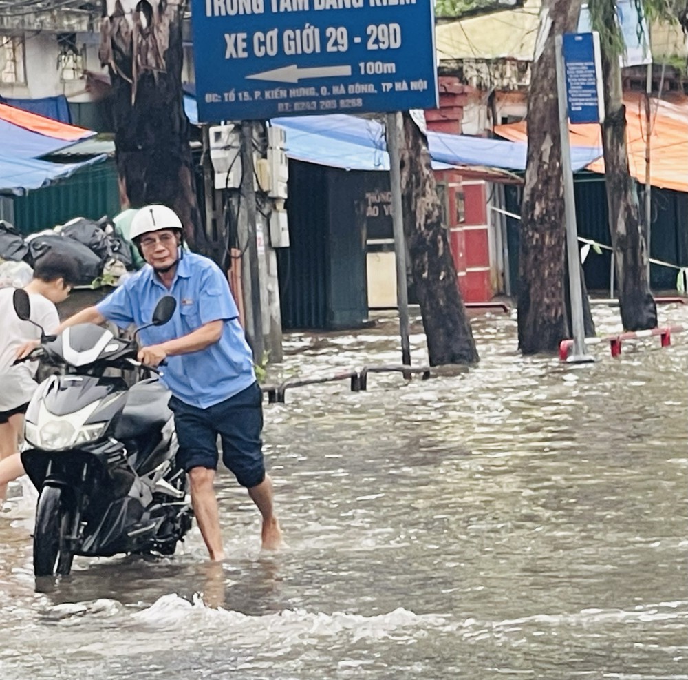 Hà Nội: Nước rút chậm, tuyến đường vào Bệnh viện K - cơ sở Tân Triều vẫn ngập nặng - Ảnh 6.