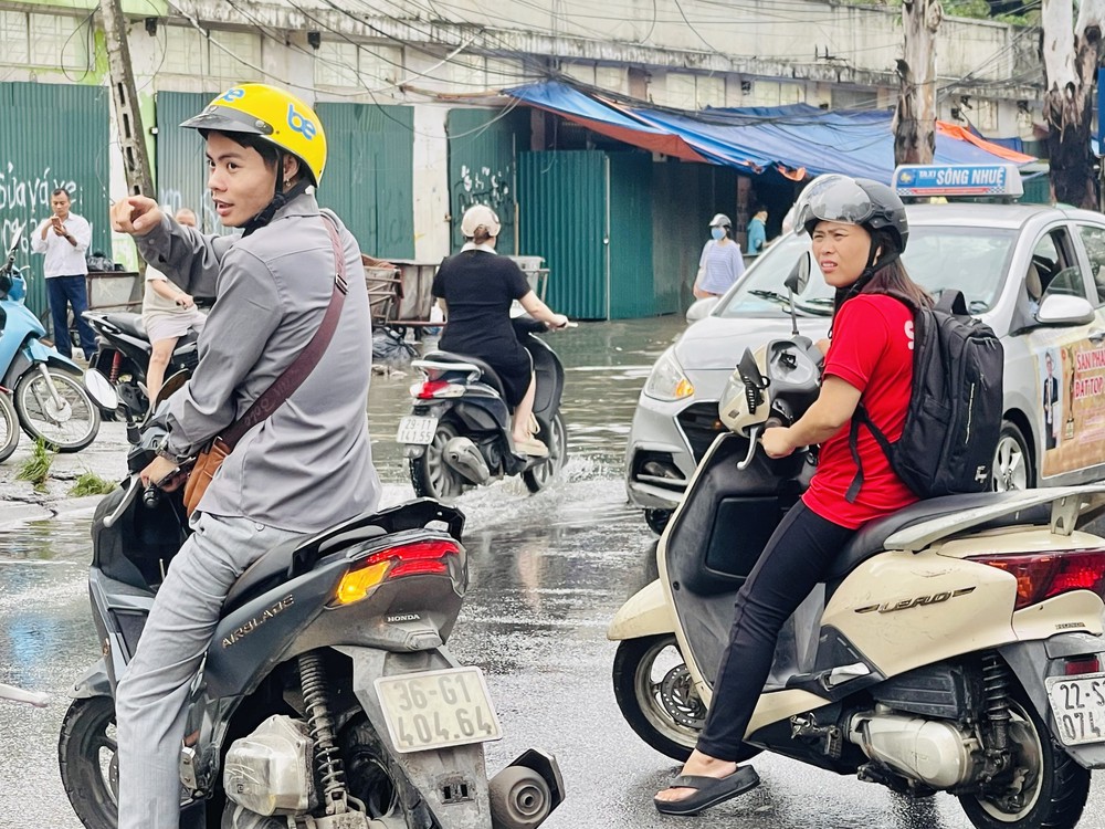 Hà Nội: Nước rút chậm, tuyến đường vào Bệnh viện K - cơ sở Tân Triều vẫn ngập nặng - Ảnh 5.