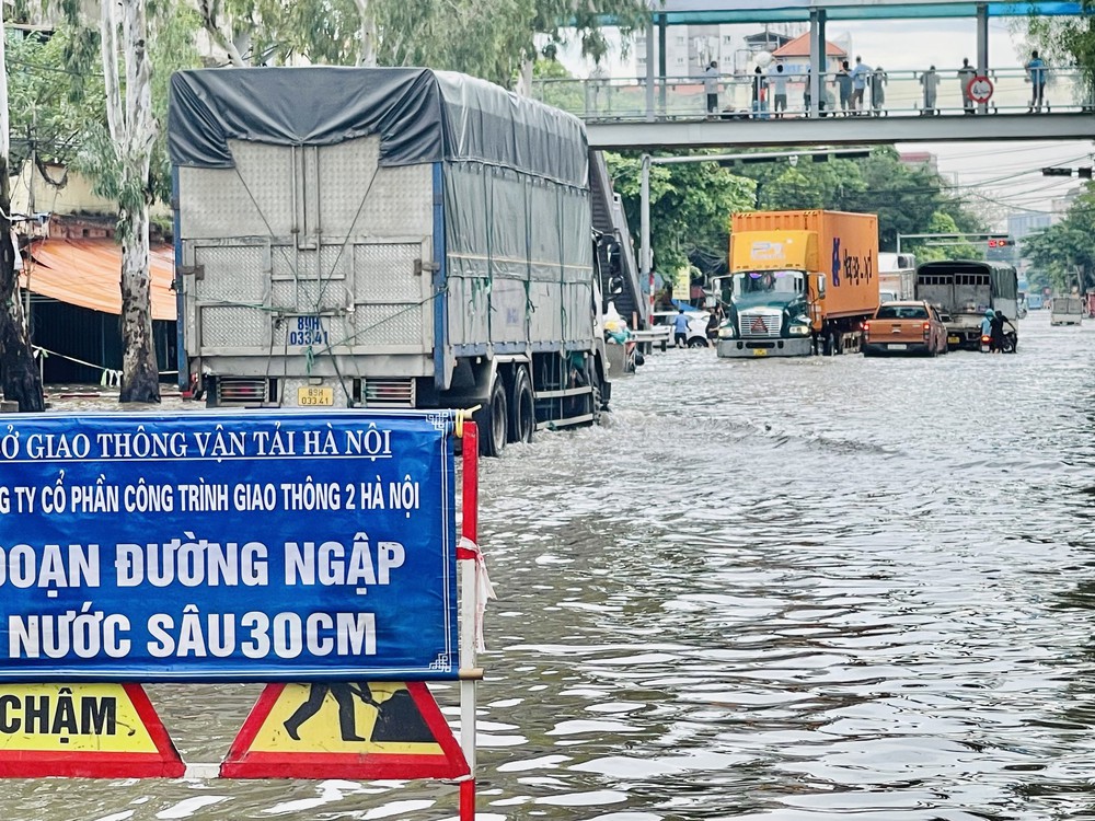 Hà Nội: Nước rút chậm, tuyến đường vào Bệnh viện K - cơ sở Tân Triều vẫn ngập nặng - Ảnh 1.