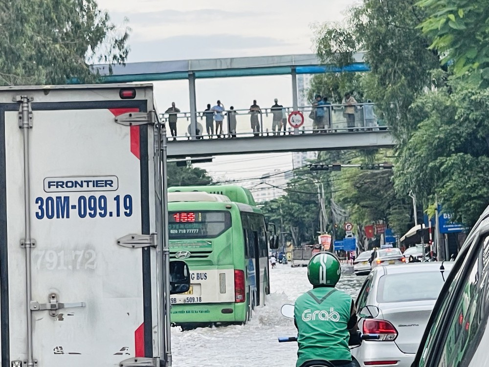Hà Nội: Nước rút chậm, tuyến đường vào Bệnh viện K - cơ sở Tân Triều vẫn ngập nặng - Ảnh 2.