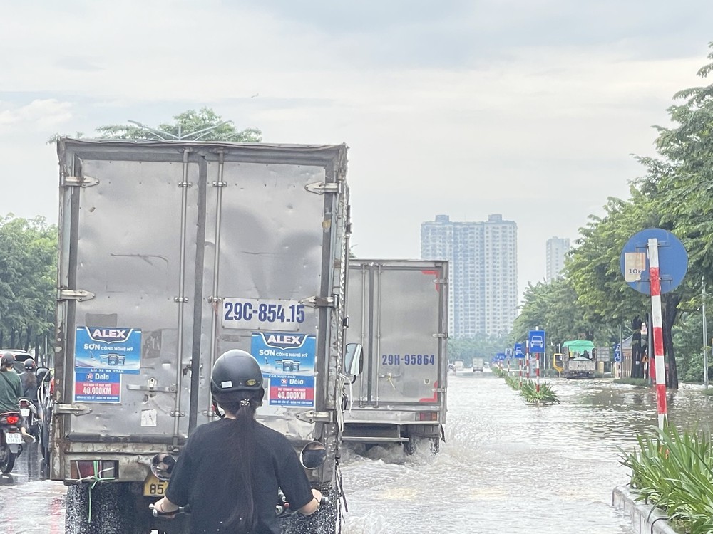 Hà Nội: Nước rút chậm, tuyến đường vào Bệnh viện K - cơ sở Tân Triều vẫn ngập nặng - Ảnh 3.