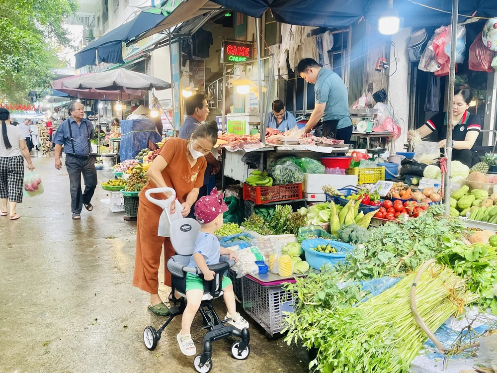 Hà Nội: Sau mưa lớn, cuộc sống ở Linh Đàm nhanh chóng trở lại bình thường - Ảnh 3.