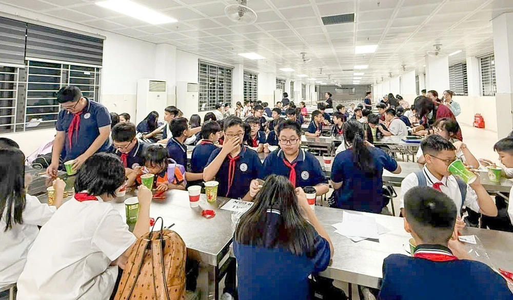 Mưa ngập sau bão số 10: Trường học linh hoạt học tập, đảm bảo an toàn cho học sinh - Ảnh 4.