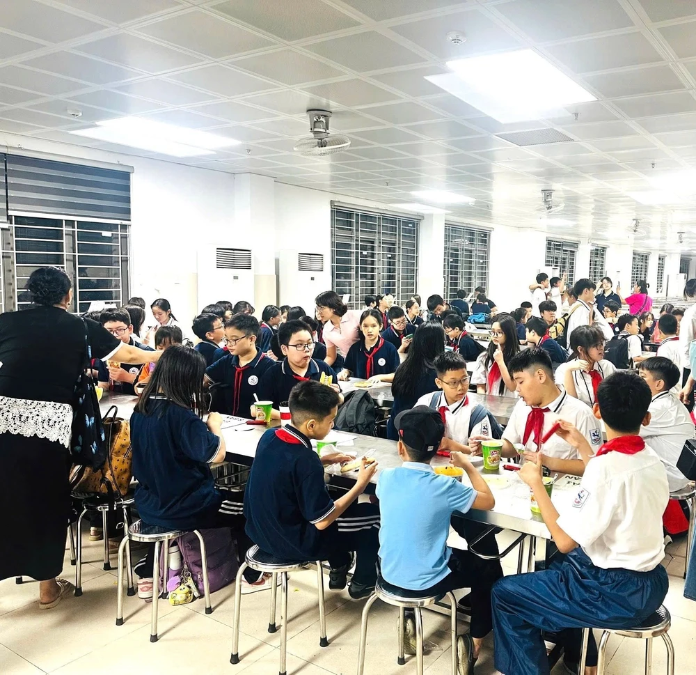 Mưa ngập sau bão số 10: Trường học linh hoạt học tập, đảm bảo an toàn cho học sinh - Ảnh 6.