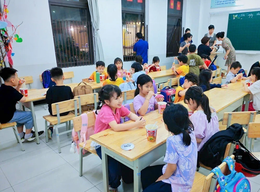 Mưa ngập sau bão số 10: Trường học linh hoạt học tập, đảm bảo an toàn cho học sinh - Ảnh 2.