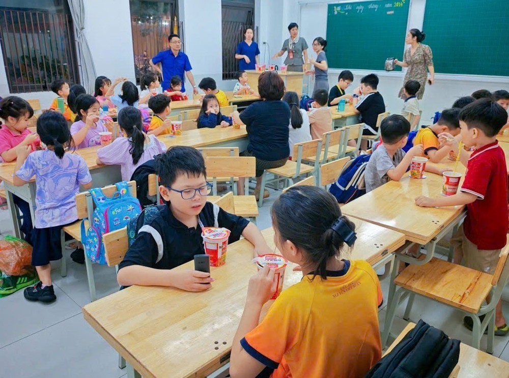 Mưa ngập sau bão số 10: Trường học linh hoạt học tập, đảm bảo an toàn cho học sinh - Ảnh 1.
