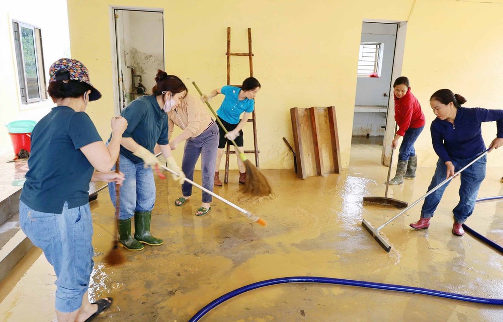 Hà Tĩnh xử lý môi trường, phòng chống dịch bệnh sau mưa bão số 10 - Ảnh 4.